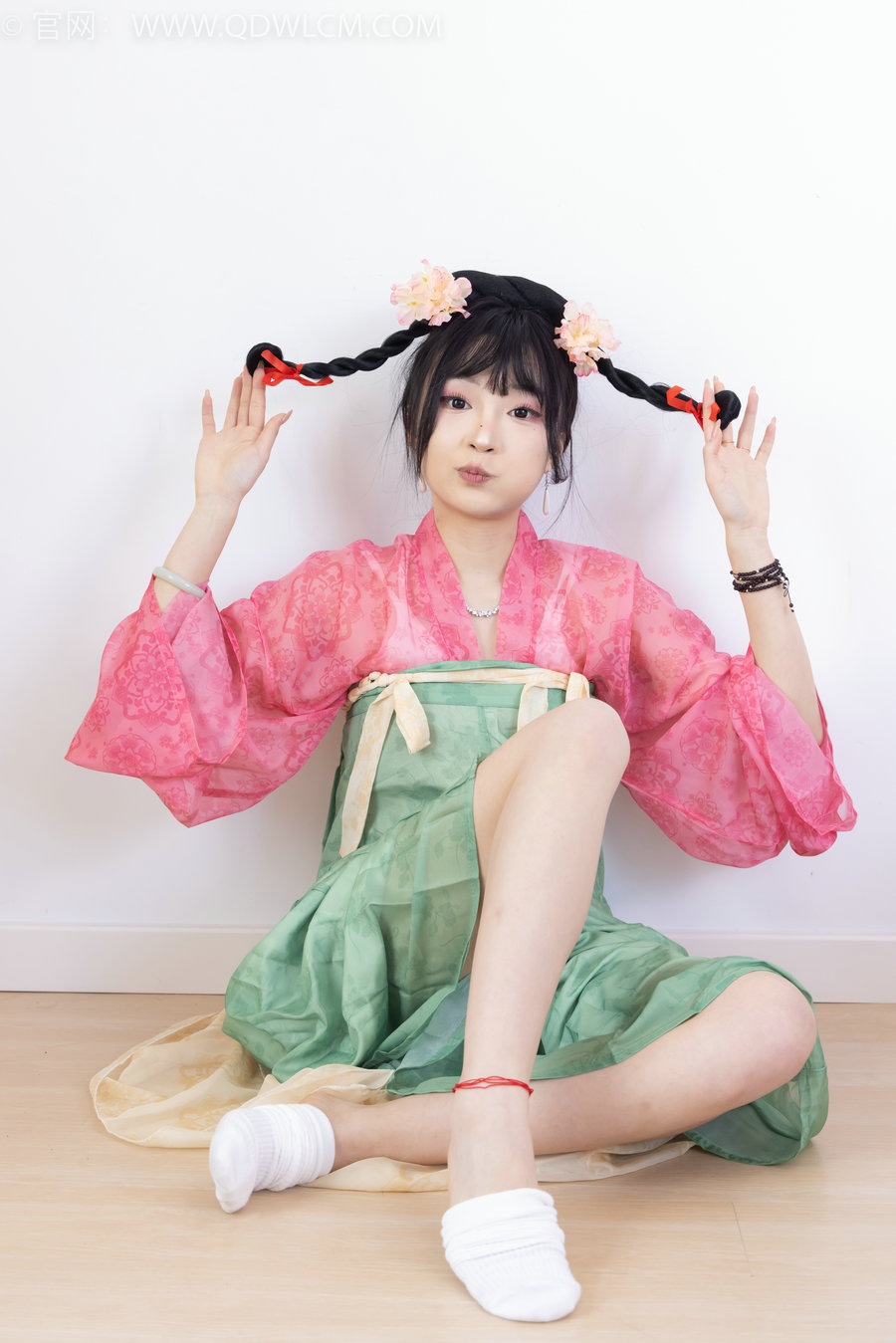 物恋传媒 No.2297 嘟嘟-布鞋、白棉袜、古装、半脱袜子剧情 [210P1V-5.01GB]