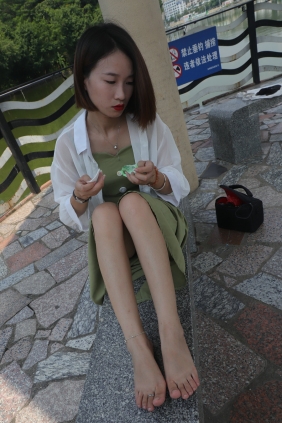 Pary摄影 No.006 气质美少妇嫣茹在湖中亭大方秀脚 [135P-832MB]