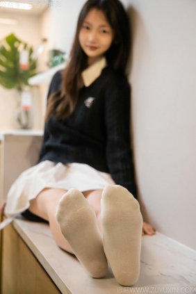 足愉心 No.013 鹿鹿（搭配：黑色毛衣、白色短裙、洞洞鞋、白色棉袜、裸...