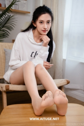 足愉心 No.022 可乐（搭配：白色卫衣、黑色打底裤、运动鞋、肉丝色袜、...