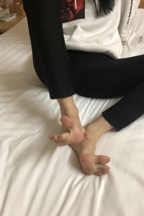 超级漂亮网红小仙女被我约来玩舔超细长裸足 [70P1V-528MB]