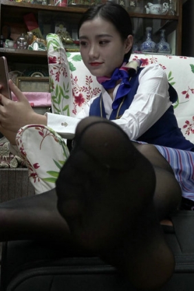 [K&M]丝足视频 张胜楠穿着制服黑色裤袜的丝袜大脚晃来晃去 [MP4-1.06GB]