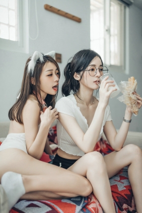 辰辰 - 辰辰與她的兩隻貓咪 [427P-789MB]
