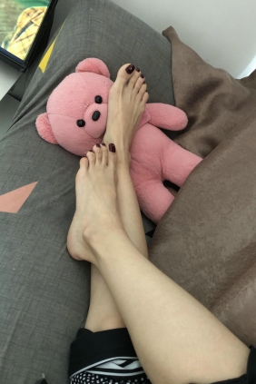 约来附近的大学生脱她的AJ板鞋玩舔船袜裸足 [49P1V-501MB]