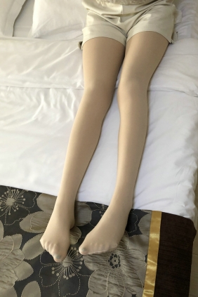 本足摄影原创 - 约来粉色AJ女孩到宾馆品尝舔舐肉丝袜裸足 [64P1V-1.44GB]